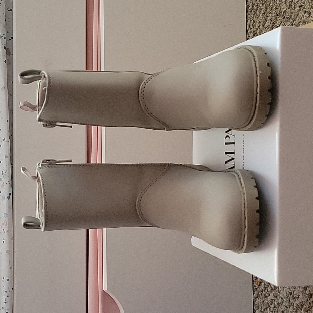 Old Navy boots size 9 Grey